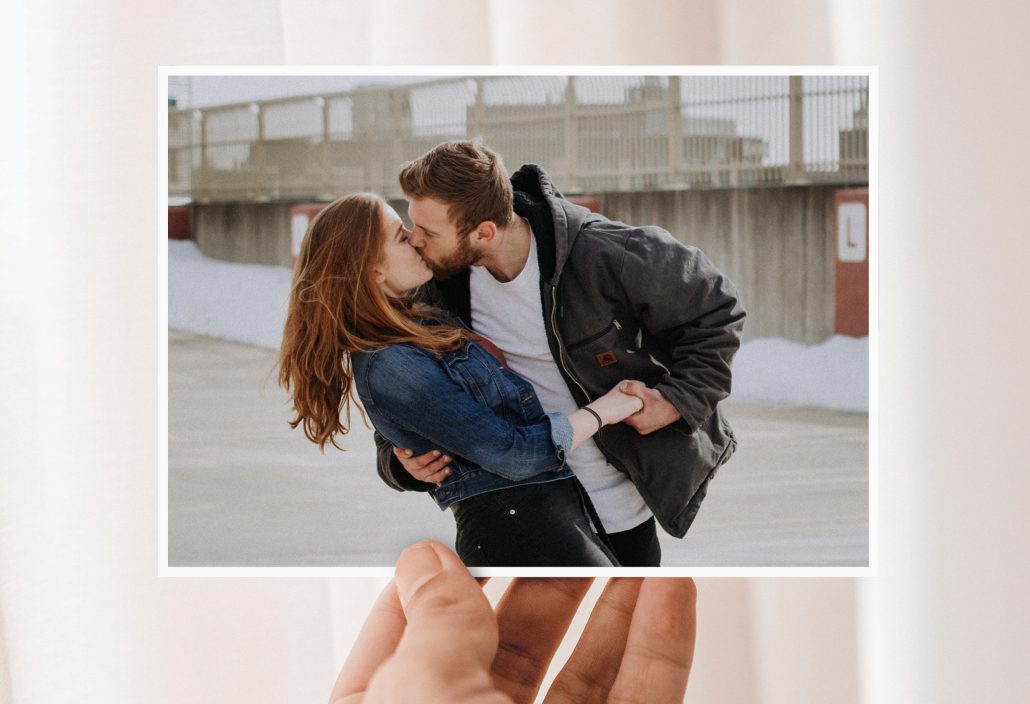 Hand hält Valentines Day Card mit Paar