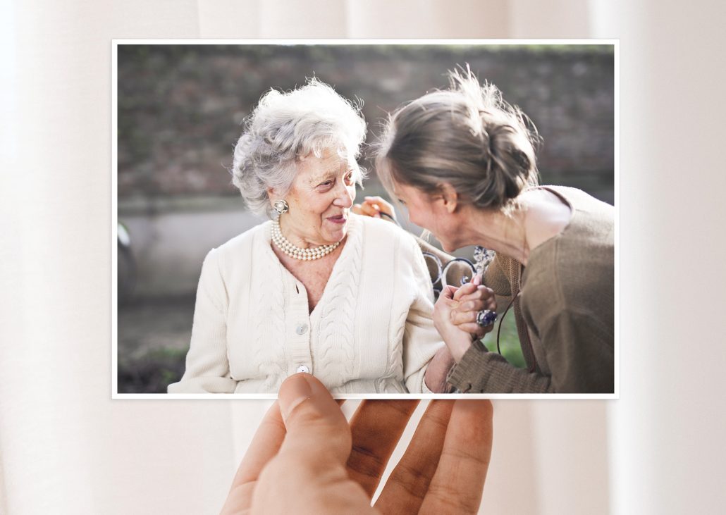 Postkarte mit Motiv alte Frau und Tochter